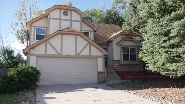 Building Photo - 4 Bed, 3 Bathroom House with Fenced in Bac...