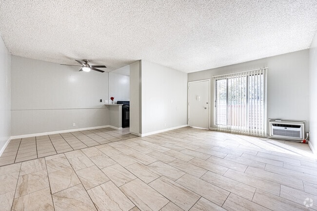 1BR, 1BA - 780SF - Living Room