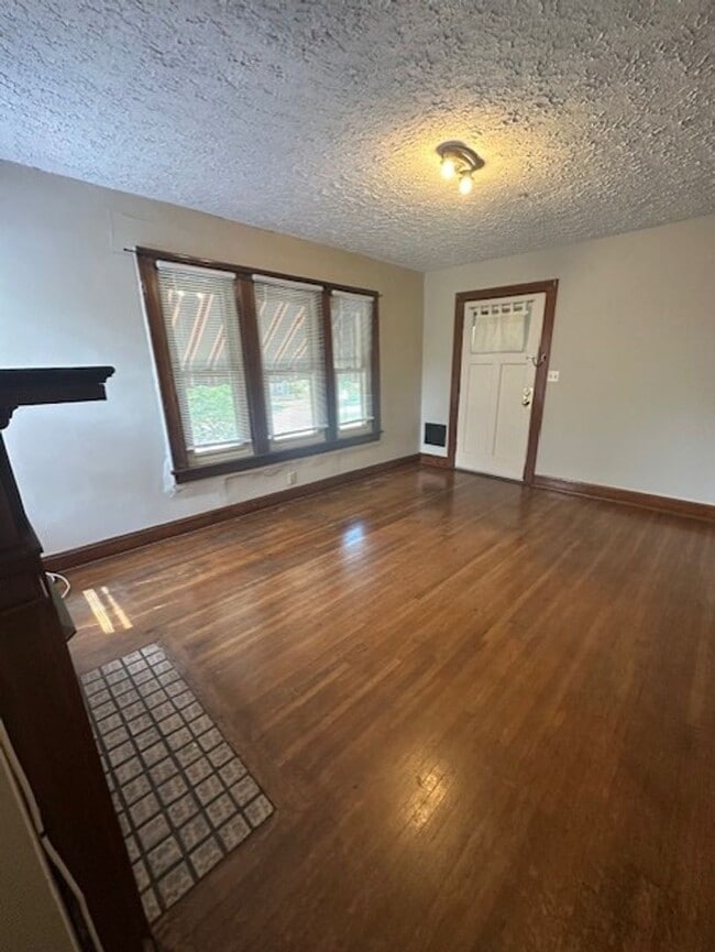 Photo - Large Grandview 1 Bedroom. Unit 1164-C