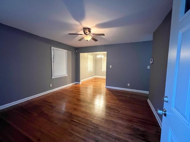 Photo - 2884 Meadowview Dr SE