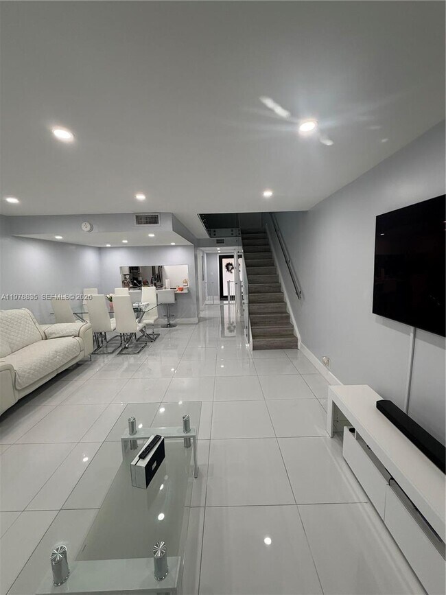 Photo - 844 W 41st St