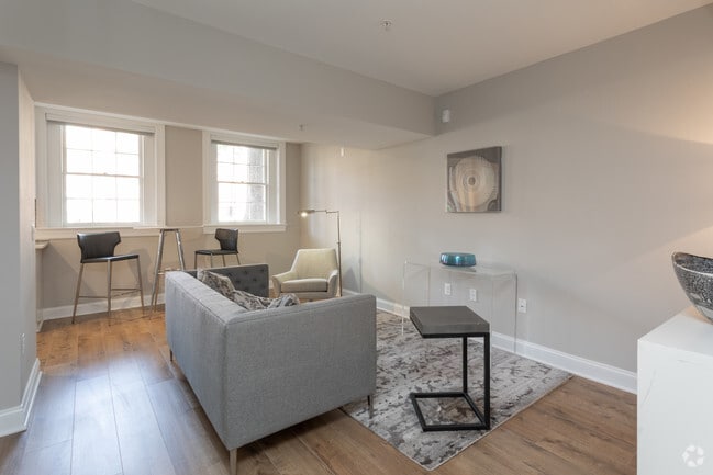 1BR, 1BA - 635 SF