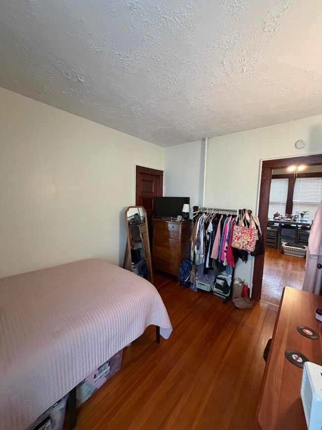 Building Photo - 246 Coleridge Ave Unit 1