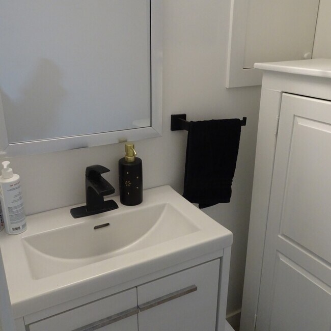 Building Photo - 1356 Charles Dr Unit 3