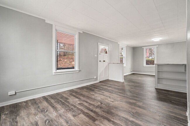 Building Photo - Recently Renovated 3 Bedroom House In Bell...