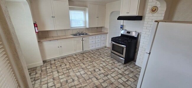 Photo - 2518 Applegate Ave