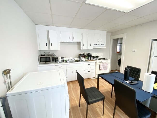 Building Photo - 122 Buttonwood St Rental