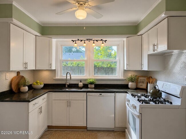 5 E Lincoln Cir