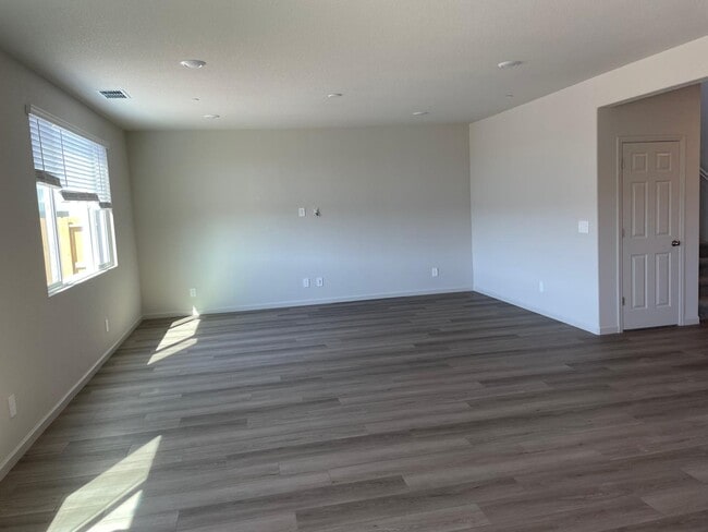 Photo - 2943 Girdwood St