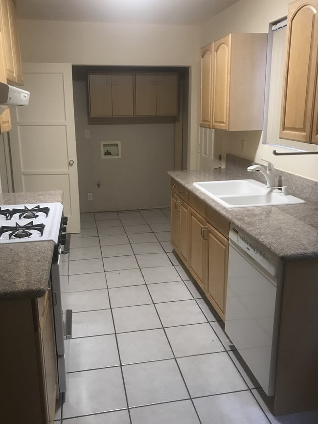 Cocina con conexión para lavadora - 14228 Gilmore St