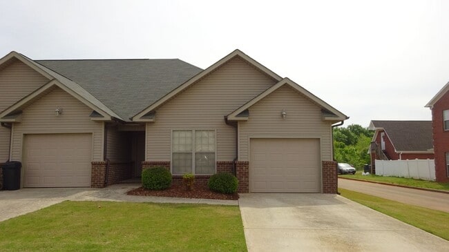 Building Photo - Great Location. Minutes to Amazon, MTM and... Rental
