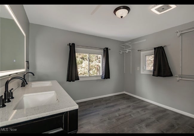 Building Photo - 270 W Glendale St