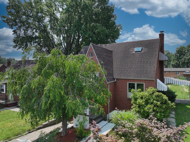 Photo - 445 Jenne Dr