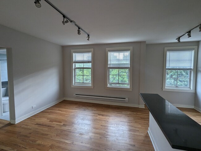 Building Photo - 2423 N Kedzie Blvd