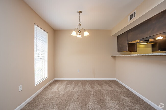 2BR, 2BA Large - 1,050SF - Ole London Towne - Utilities Included