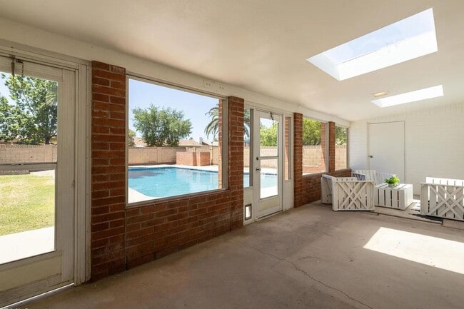 Photo - 335 E Carter Dr