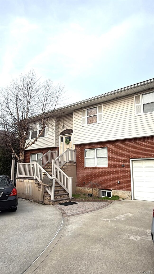 Building Photo - 207 Lenox Ave