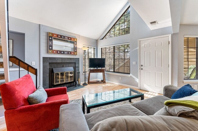 Building Photo - Updated 1 BDR with loft in Gunbarrel