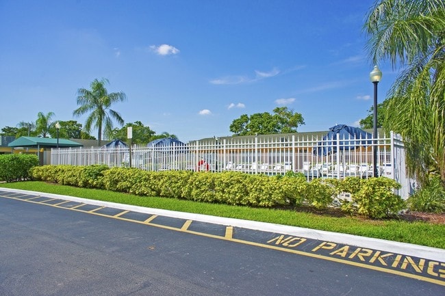 Photo - Waterford Villas - 551-678 Kathy Ct Margat...