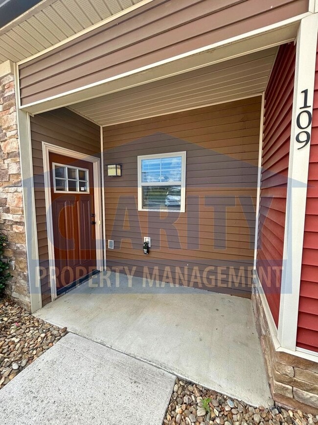 Photo - Like new, immaculate 3 bedroom townhome!