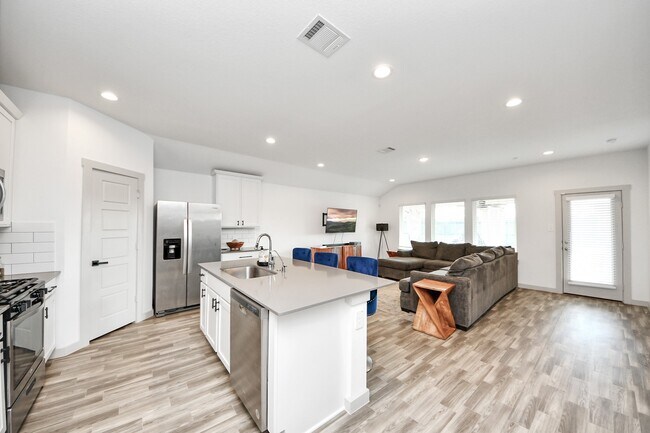 Photo - 202 Serena Pk Ln