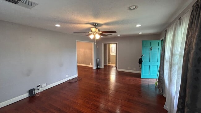 Photo - 322 E Roseburg Ave