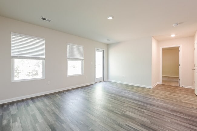 Photo - 161 Queens Cir