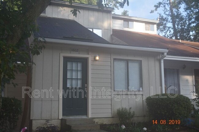 Photo - 1802 Falconcrest St House