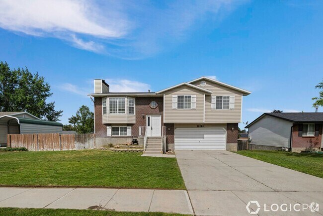 Building Photo - Gorgeous Home in Sandy!