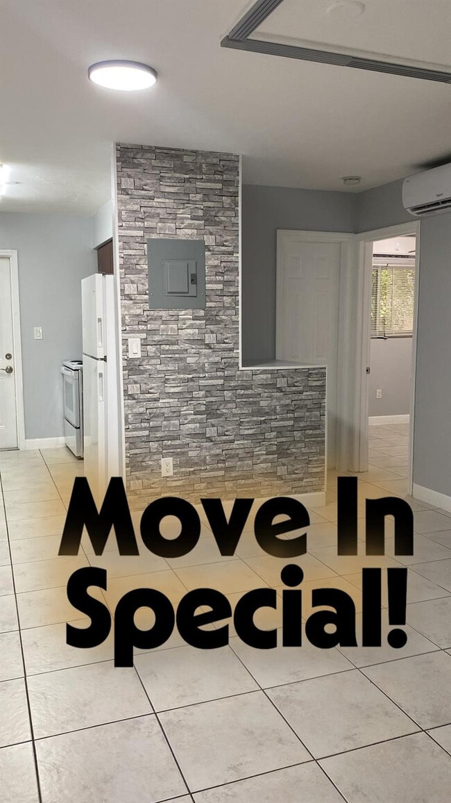 Building Photo - 6224 Miramar Pkwy Unit 12