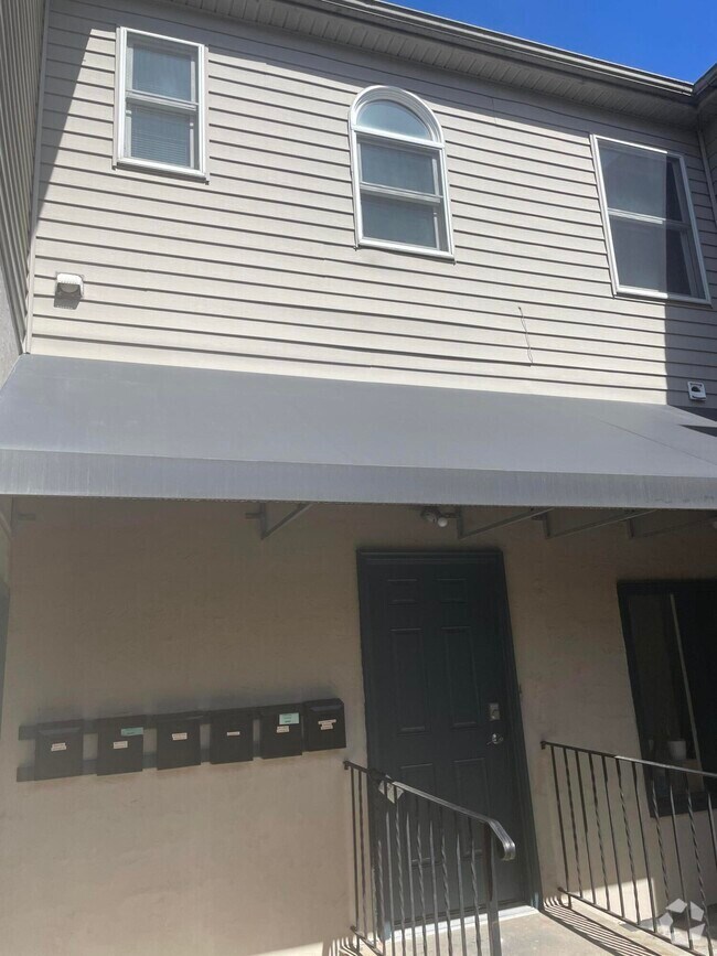 Building Photo - 210 W 6th St Unit 2 Rental