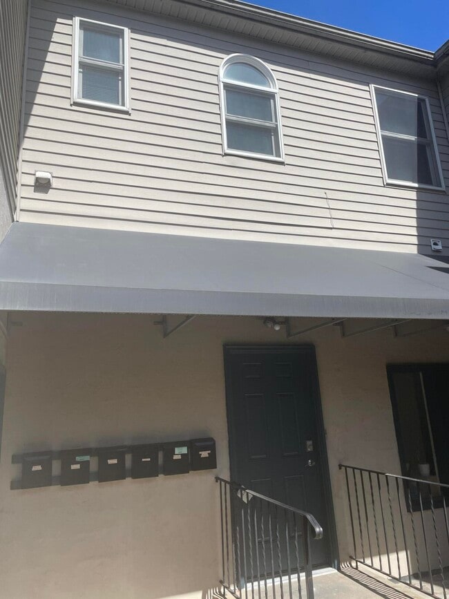 Building Photo - 210 W 6th St Unit 2 Rental