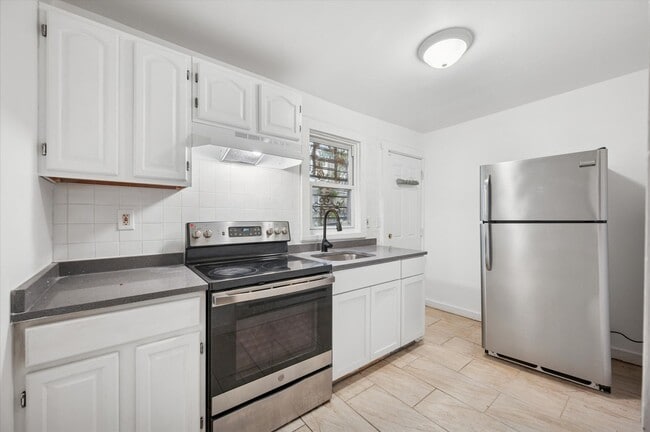 Building Photo - 2 Bedroom House West Philly