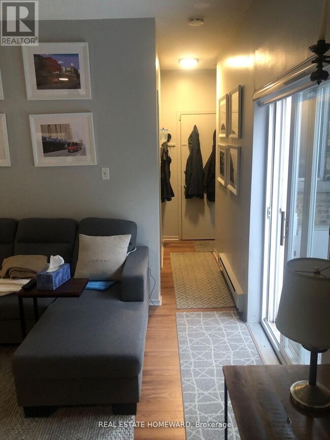 Photo - 2196 Queen St E