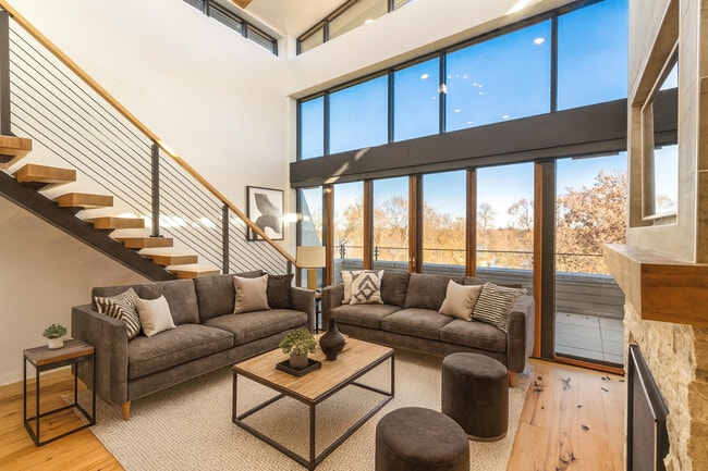 Photo - 215 E Pleasant St