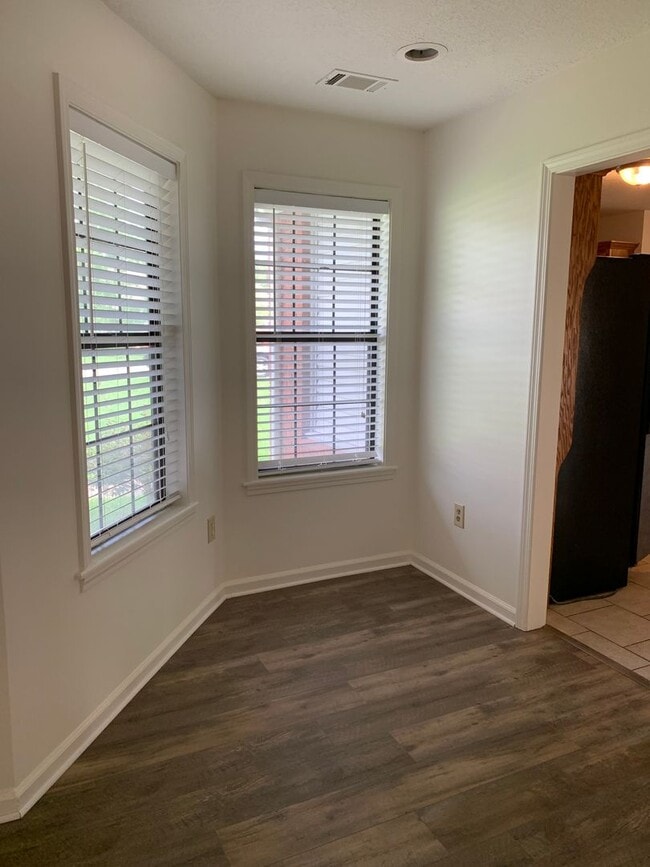 Photo - 3Bed/2Bath Home/Corner Lot/2 Car Garage an...