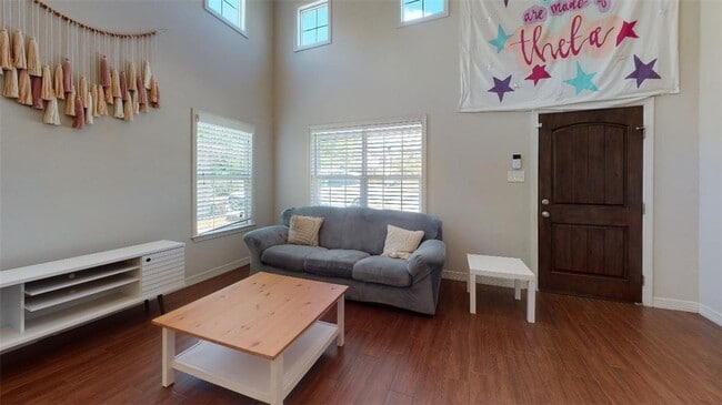 Photo - 302 Gilchrist Ave