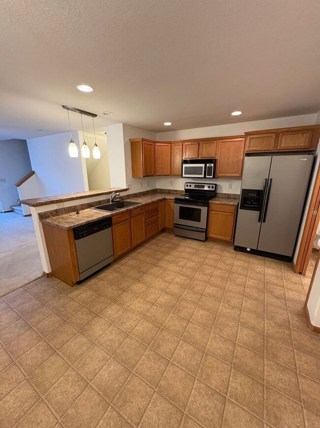 Building Photo - Must See!  2 Bedroom 2.5 Bath Condo