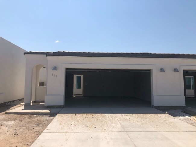 Building Photo - Gorgeous Somerton Townhome for rent!