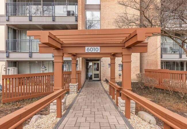 Building Photo - 6010 Oakwood Dr Unit 5E