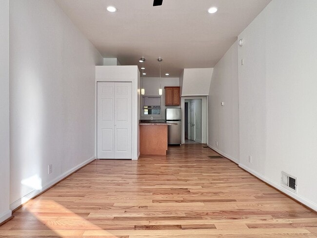 Photo - Beautiful 1 BR w/ in unit WASHER / DRYER a... Unidad #1F