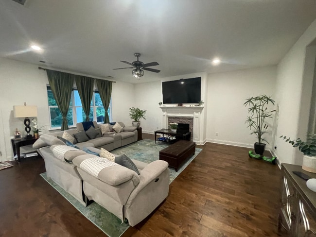 Photo - 1066 Dovecrest Way
