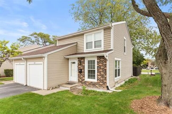 Building Photo - Modern 3-Bed Townhome in Hoffman Estates –...