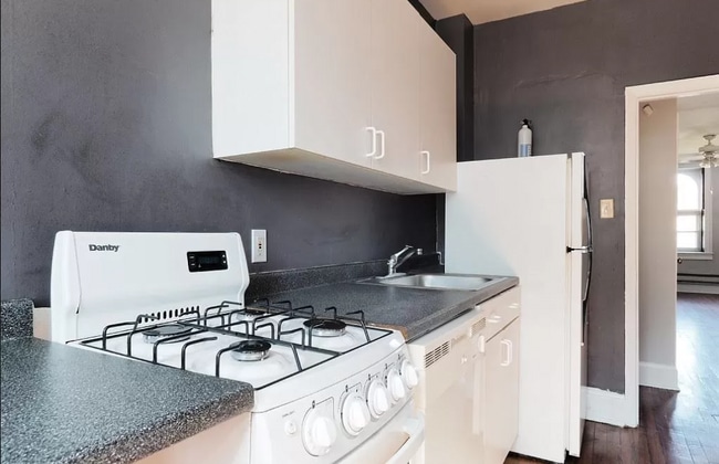 Building Photo - 2841 n Calvert Street Unit 3