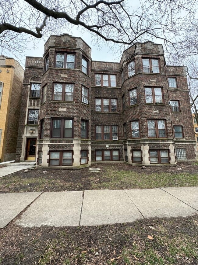 Building Photo - 2221 W Arthur Ave Unit 3