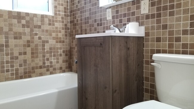 Photo - SW 3 bedroom 1 bath 2 stall garage near Ki... House