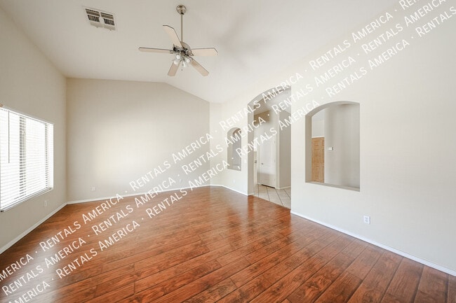 1623 E Wildhorse Pl