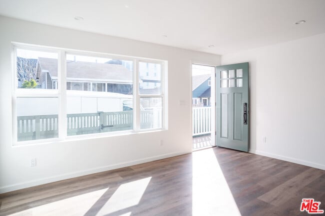 Photo - 401 Firmin St