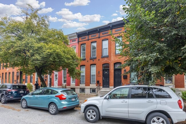 Building Photo - Beautiful 3 bedroom 3 bathroom townhouse i...