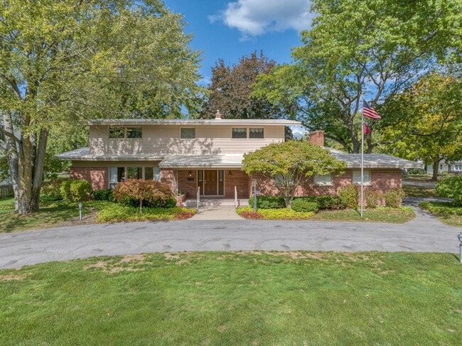 Building Photo - 4 bed 3.5 bath home in East Grand Rapids